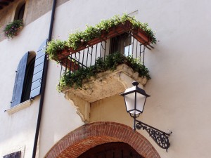 balcony-199802_1920